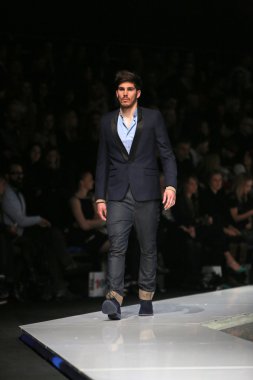 'fashion.hr' gösteri IK studio tarafından tasarlanan kıyafetleri moda model