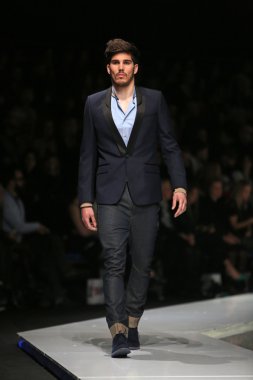 'fashion.hr' gösteri IK studio tarafından tasarlanan kıyafetleri moda model