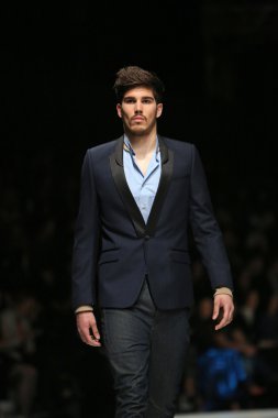 'fashion.hr' gösteri IK studio tarafından tasarlanan kıyafetleri moda model