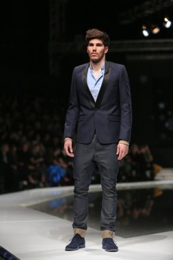 'fashion.hr' gösteri IK studio tarafından tasarlanan kıyafetleri moda model