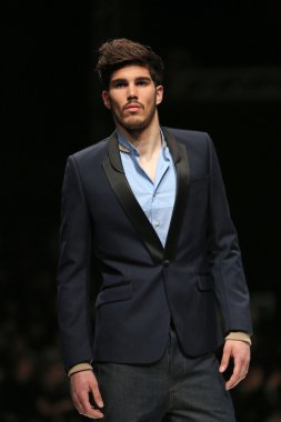 'fashion.hr' gösteri IK studio tarafından tasarlanan kıyafetleri moda model