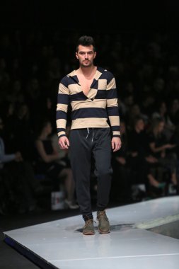 'fashion.hr' gösteri IK studio tarafından tasarlanan kıyafetleri moda model