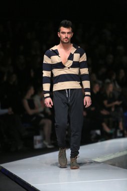 'fashion.hr' gösteri IK studio tarafından tasarlanan kıyafetleri moda model