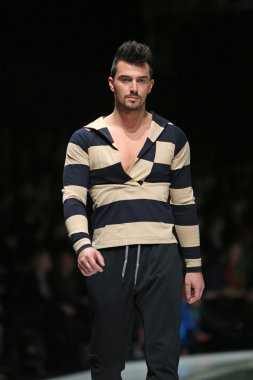 'fashion.hr' gösteri IK studio tarafından tasarlanan kıyafetleri moda model