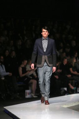 'fashion.hr' gösteri IK studio tarafından tasarlanan kıyafetleri moda model