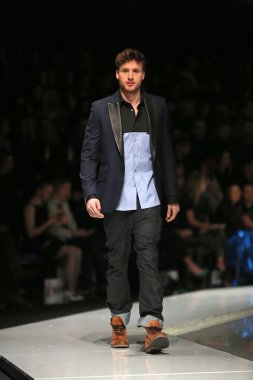 'fashion.hr' gösteri IK studio tarafından tasarlanan kıyafetleri moda model