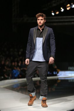 'fashion.hr' gösteri IK studio tarafından tasarlanan kıyafetleri moda model