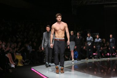 'fashion.hr' gösteri IK studio tarafından tasarlanan kıyafetleri moda model