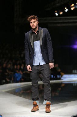 'fashion.hr' gösteri IK studio tarafından tasarlanan kıyafetleri moda model