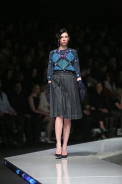 'fashion.hr' programında Robert tarafından tasarlanan moda model giyen elbiseler sever