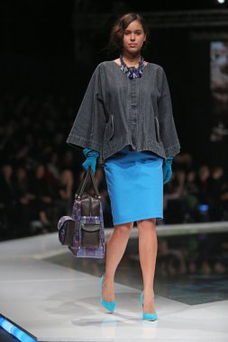 'fashion.hr' programında Robert tarafından tasarlanan moda model giyen elbiseler sever