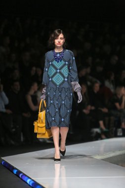 'fashion.hr' programında Robert tarafından tasarlanan moda model giyen elbiseler sever