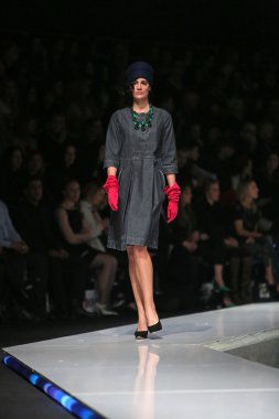 'fashion.hr' programında Robert tarafından tasarlanan moda model giyen elbiseler sever