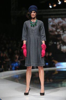 'fashion.hr' programında Robert tarafından tasarlanan moda model giyen elbiseler sever