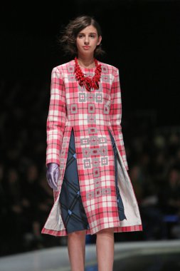 'fashion.hr' programında Robert tarafından tasarlanan moda model giyen elbiseler sever