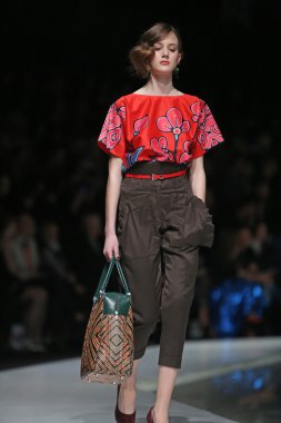 'fashion.hr' programında Robert tarafından tasarlanan moda model giyen elbiseler sever