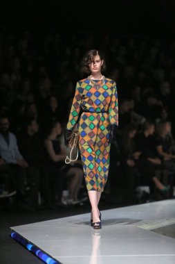 'fashion.hr' programında Robert tarafından tasarlanan moda model giyen elbiseler sever