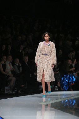 'fashion.hr' programında Robert tarafından tasarlanan moda model giyen elbiseler sever