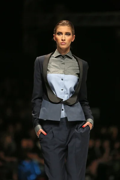 Модная модель в одежде, разработанной IK Studio на выставке "Fashion.hr" — стоковое фото