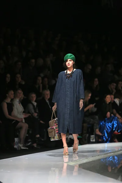 Mode modell bär kläder designade av robert sever på showen "fashion.hr" — Stockfoto