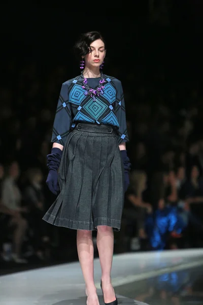 Модель моды в одежде, разработанной Робертом Севером на шоу "Fashion.hr" — стоковое фото