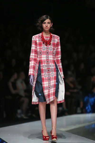 Modemodel in Kleidern von robert sever auf der 'fashion.hr' -Show — Stockfoto