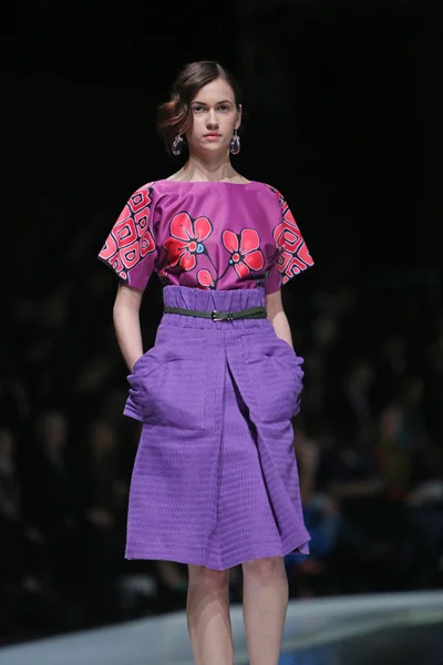 Modelo de moda con ropa diseñada por Robert Sever en el show 'Fashion.hr' —  Fotos de Stock