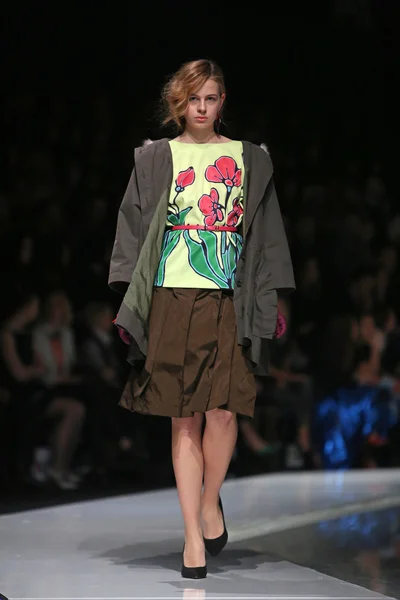 Fashion model dragen kleding ontworpen door robert verbreken op de 'fashion.hr' show — Stockfoto