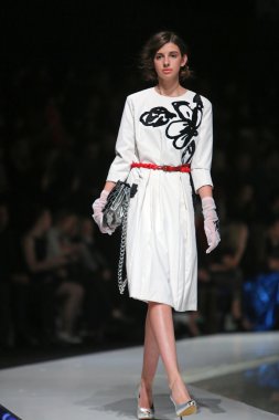 'fashion.hr' programında Robert tarafından tasarlanan moda model giyen elbiseler sever