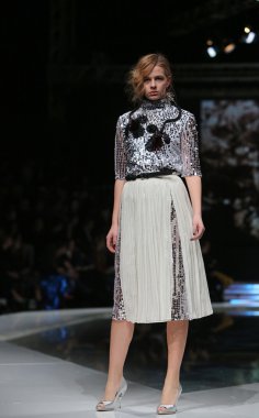 'fashion.hr' programında Robert tarafından tasarlanan moda model giyen elbiseler sever