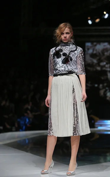 Moda indossando abiti disegnati da Robert Sever nello show 'Fashion.hr' — Foto Stock