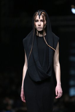silvio ivkic 'fashion.hr' show tarafından tasarlanan kıyafetleri moda model