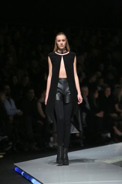 silvio ivkic 'fashion.hr' show tarafından tasarlanan kıyafetleri moda model