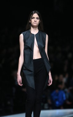 silvio ivkic 'fashion.hr' show tarafından tasarlanan kıyafetleri moda model