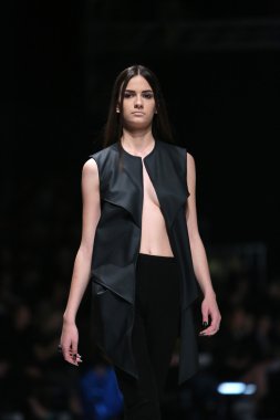 silvio ivkic 'fashion.hr' show tarafından tasarlanan kıyafetleri moda model