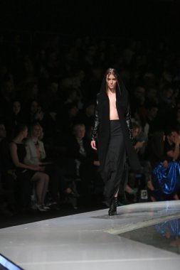 silvio ivkic 'fashion.hr' show tarafından tasarlanan kıyafetleri moda model