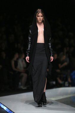 silvio ivkic 'fashion.hr' show tarafından tasarlanan kıyafetleri moda model