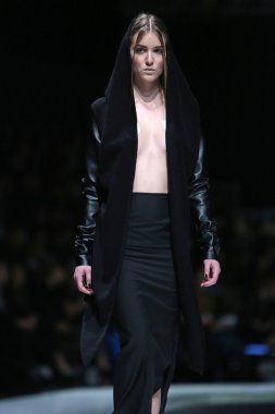 silvio ivkic 'fashion.hr' show tarafından tasarlanan kıyafetleri moda model