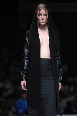 silvio ivkic 'fashion.hr' show tarafından tasarlanan kıyafetleri moda model