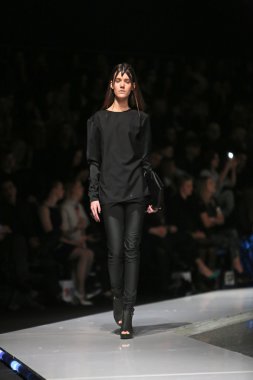 silvio ivkic 'fashion.hr' show tarafından tasarlanan kıyafetleri moda model