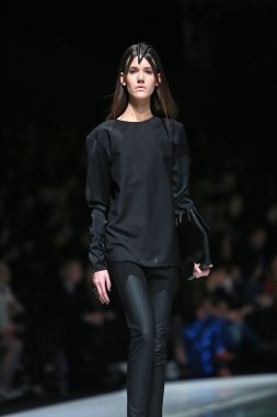 silvio ivkic 'fashion.hr' show tarafından tasarlanan kıyafetleri moda model