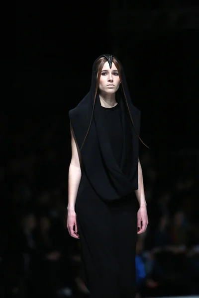 时装模特穿着衣服设计的西尔维奥 · ivkic 'fashion.hr' 展出 — 图库照片
