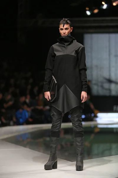 Modell bär kläder designade av silvio ivkic på 'fashion.hr' Visa — Stockfoto
