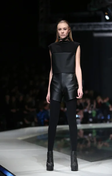 Modelo de moda vestindo roupas projetadas por Silvio Ivkic no show 'Fashion.hr' — Fotografia de Stock