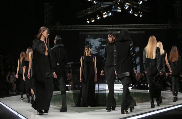 Modelo de moda vestindo roupas projetadas por Silvio Ivkic no show 'Fashion.hr' — Fotografia de Stock