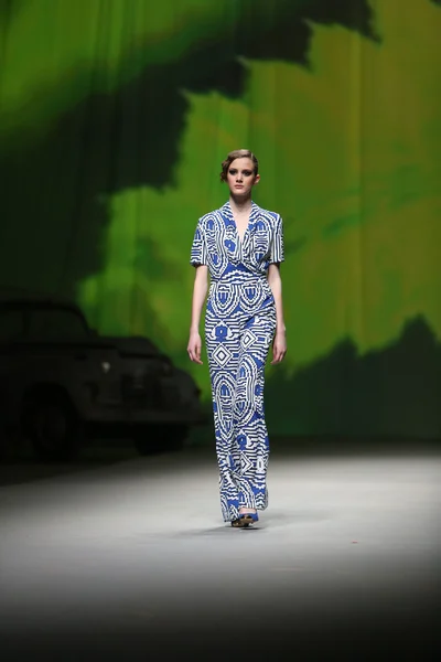 La modelo de moda viste ropa hecha por Anamarija Asanovic en el programa "CRO A PORTER" —  Fotos de Stock