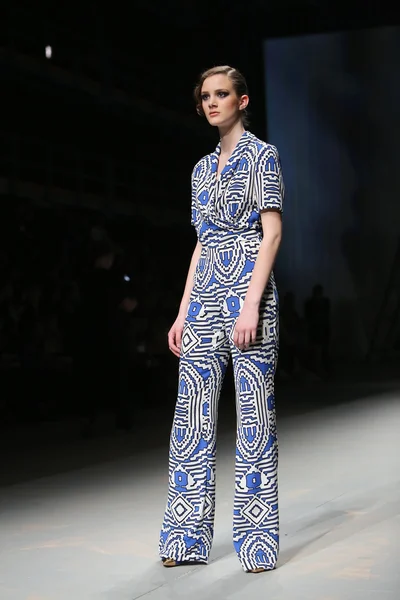 फैशन मॉडल "क्रो ए पोर्टर" शो पर अनामारीजा असानोविक द्वारा बनाए गए कपड़े पहनता है — स्टॉक फ़ोटो, इमेज