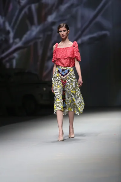 Modell bär kläder gjorda av anamarija asanovic på "cro en porter" show — Stockfoto