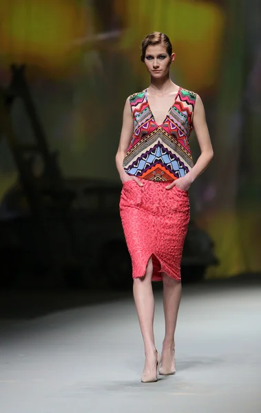 Fashion model bærer tøj lavet af Anamarija Asanovic på "CRO A PORTER" show - Stock-foto