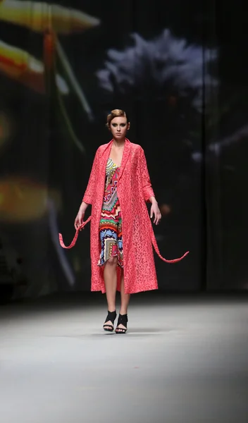 Model trägt Kleider von Anamarija Asanovic auf der "Cro a Porter" -Show — Stockfoto